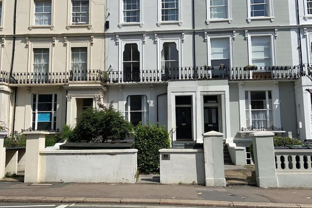 Gorgeous 2 Bedroom Flat In Charming Swiss Londra